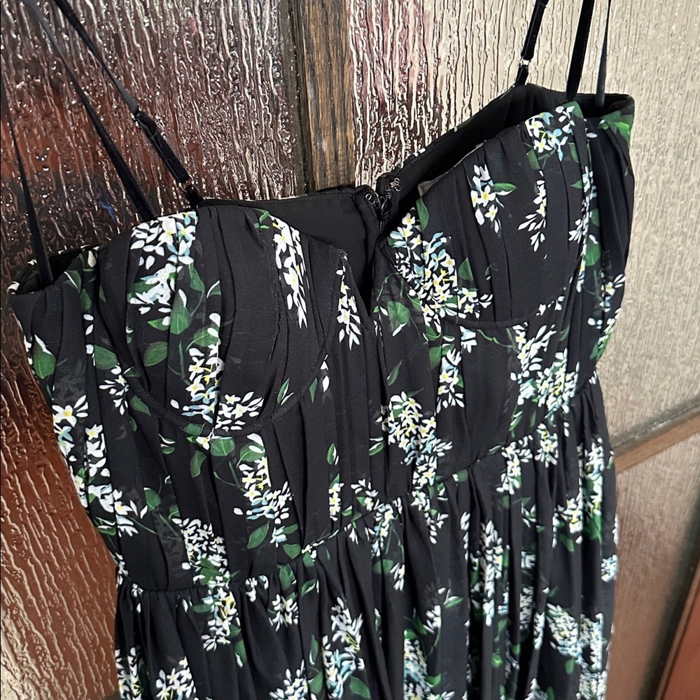 Sau Lee
Georgina size 8 long black floral spaghetti strap special occasion gown. - Picture 10 of 17
